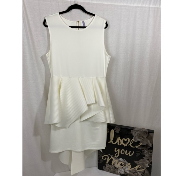 🅿️ Plus Size Asymmetrical White Dress - Picture 2 of 3